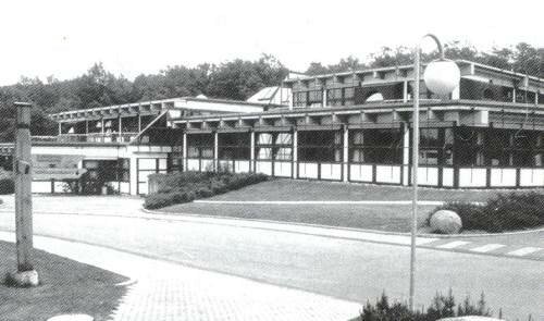 s/w Foto Schulgebäude am Favoritepark