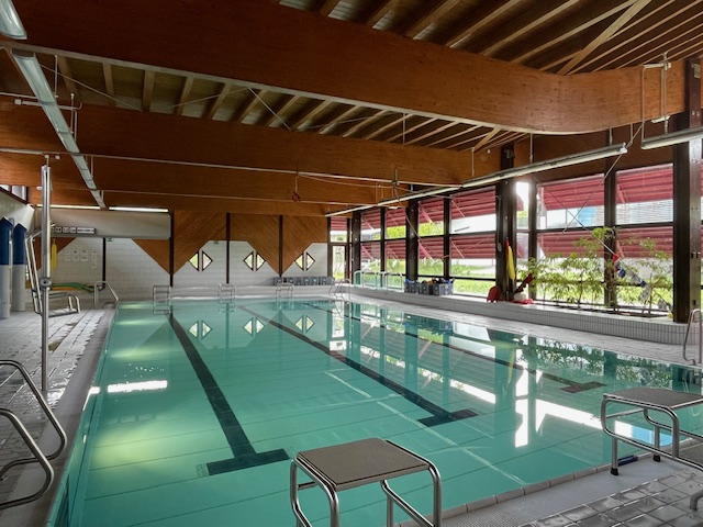 Schwimmhalle ohne Kinder