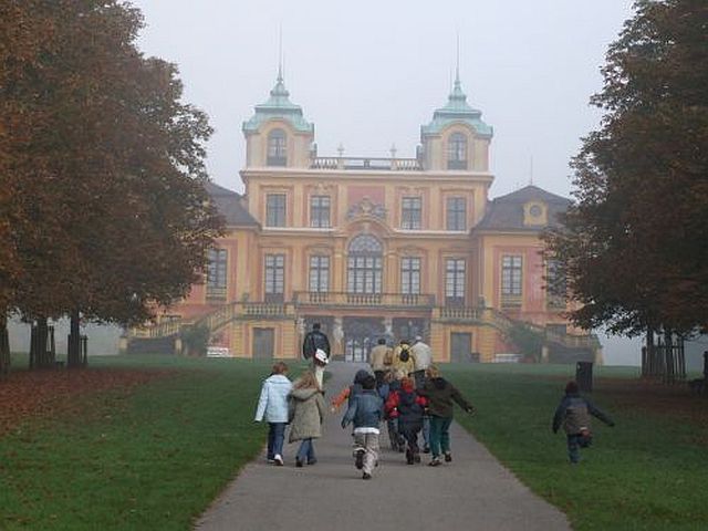 Foto Kinder vor Favoriteschloss