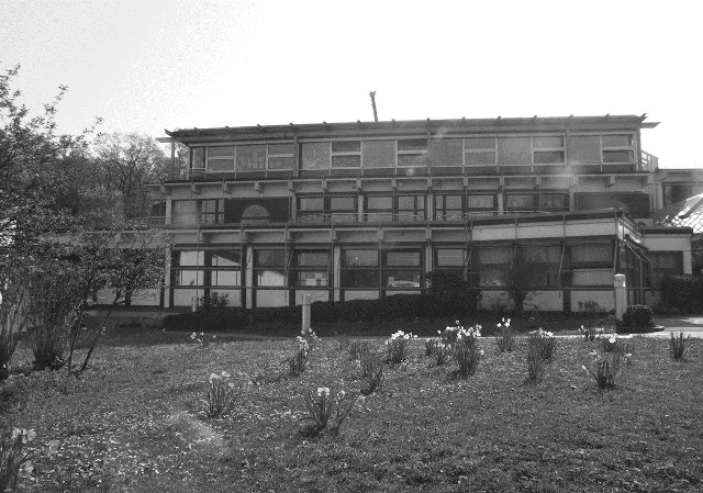 s/w Foto Vorderseite des Schulgebäudes