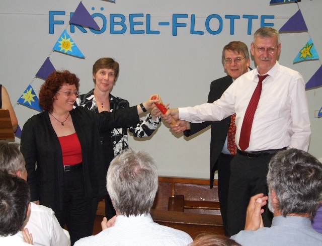 Gruppenfoto Staffelstabübergabe von alter zu neuer Schulleitung
