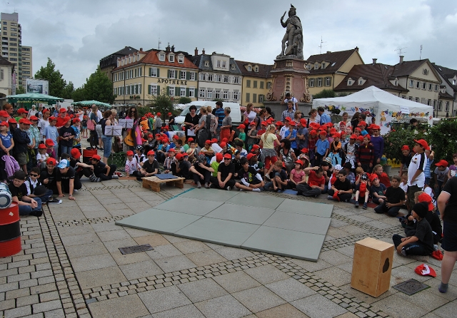 Foto Aufführung der Schüler:innen auf dem Marktplatz Ludwigsburg
